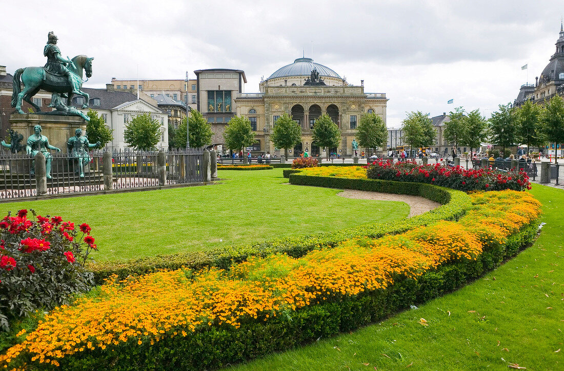 Königliches Theater in Kopenhagen mit Standbild von Christian V.