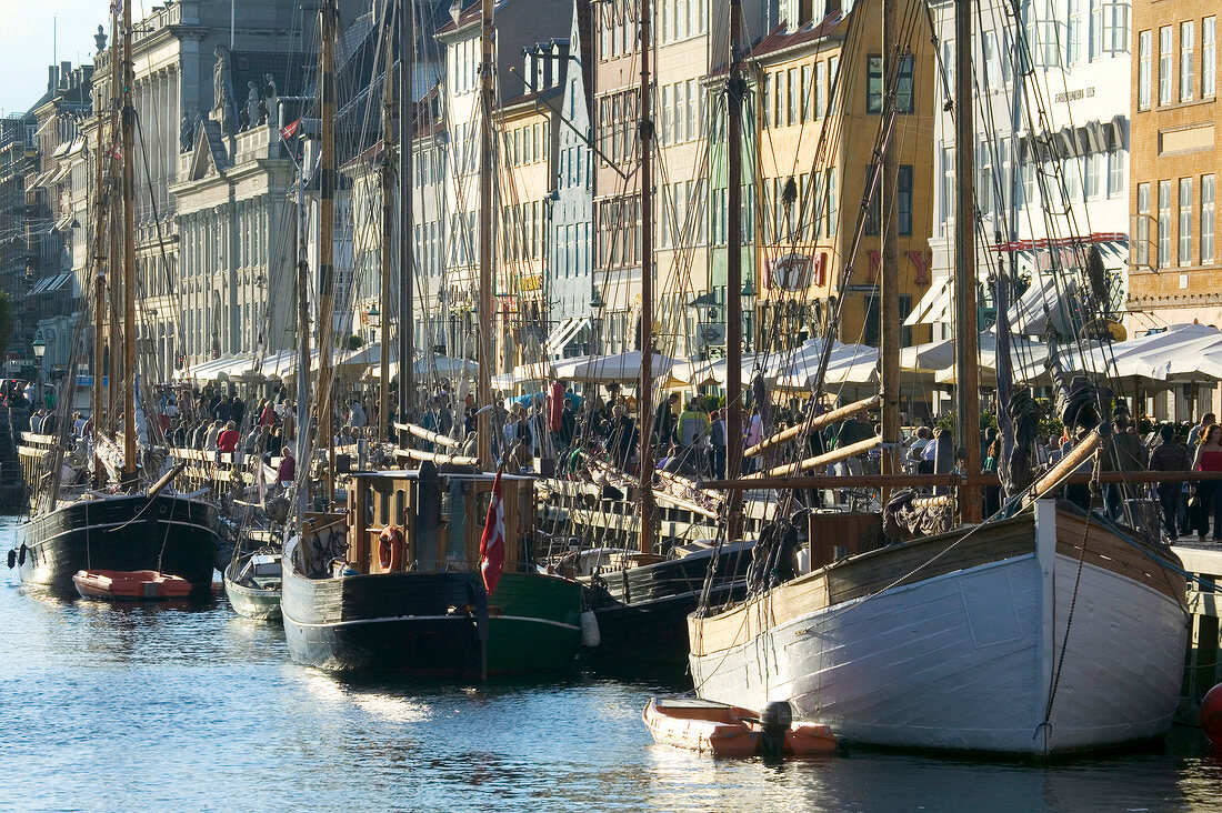Nyhavn in Kopenhagen, Menschenmassen auf dem Bürgersteig.