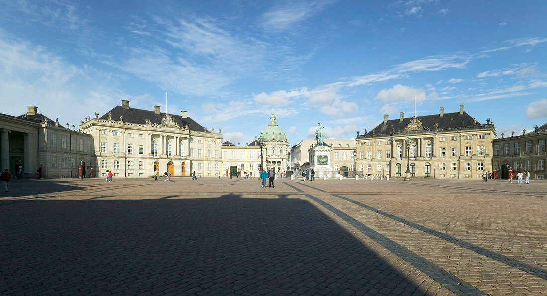 Schlossplatz von Schloss Amalienborg mit zwei der 4 Palastgebäude.