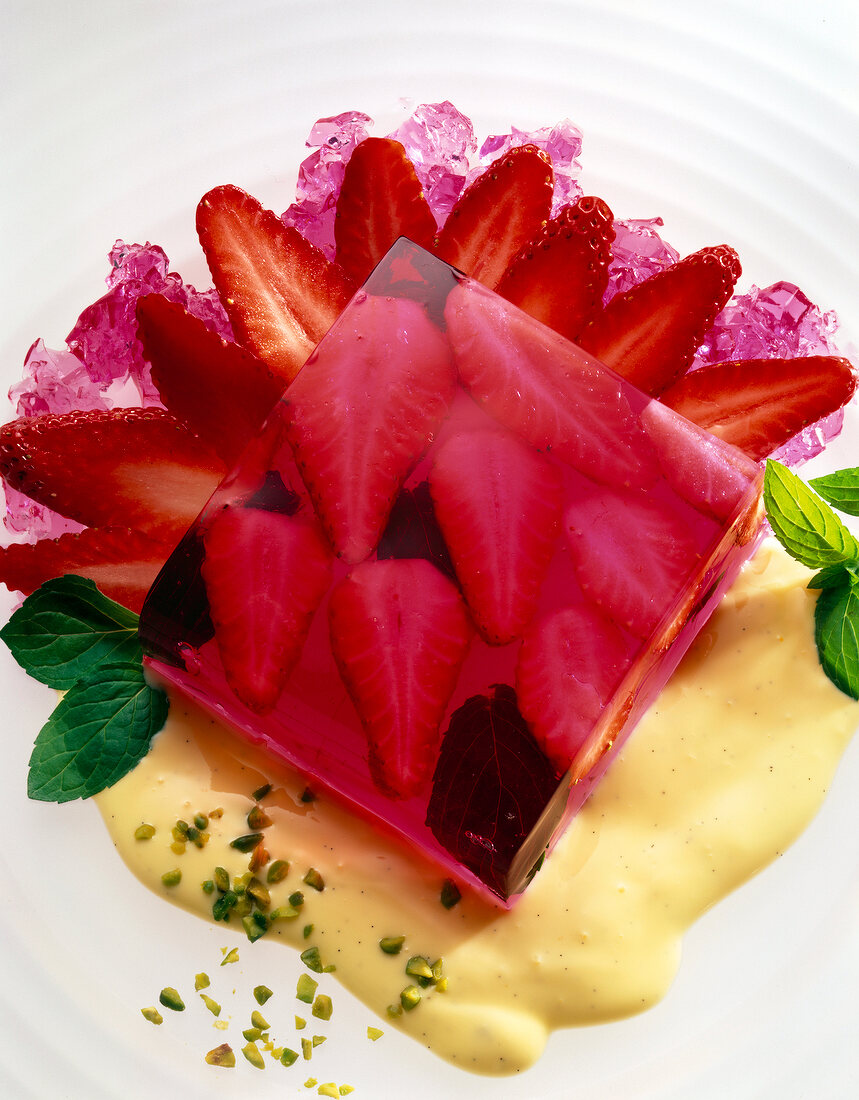 Erdbeer-Rhabarber-Gelee mit Vanille- Sauce und Erdbeerscheiben