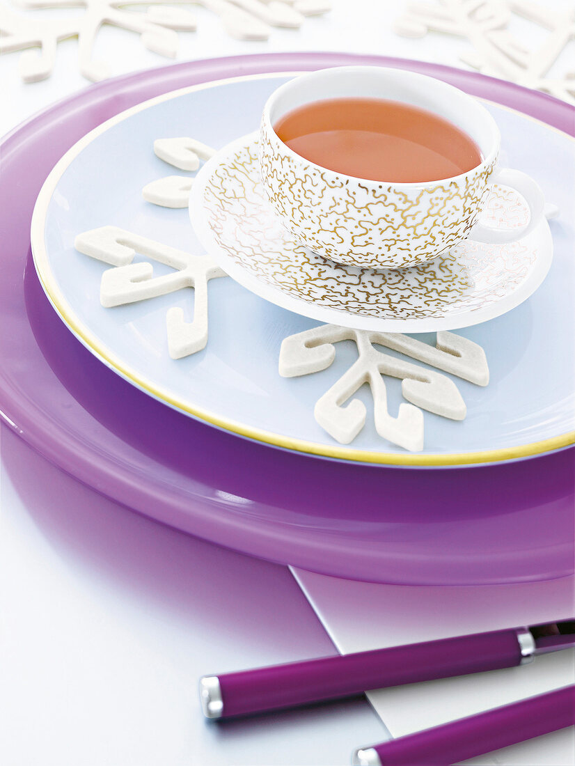 Teetasse mit Tee, Teller Platzteller Bine bone-China