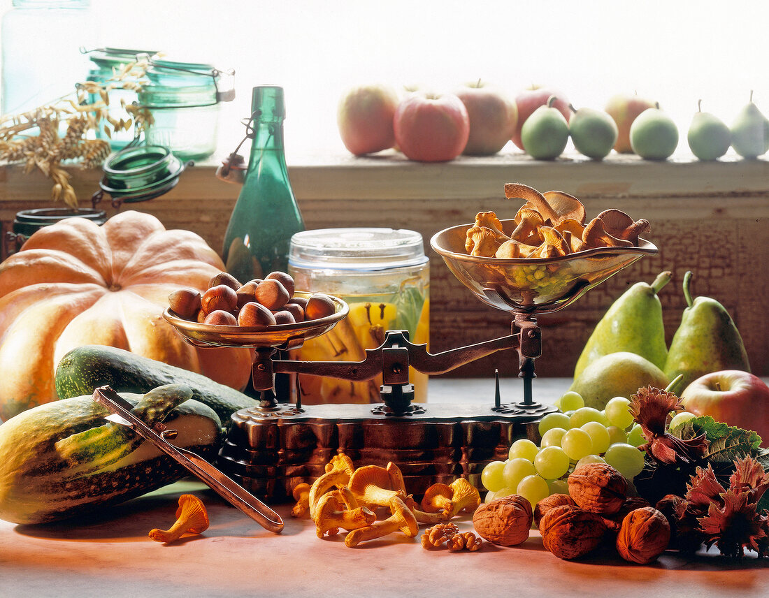 Antike Waage mit Pilzen u. Kastanien daneben Obst und Gemüse, Herbst
