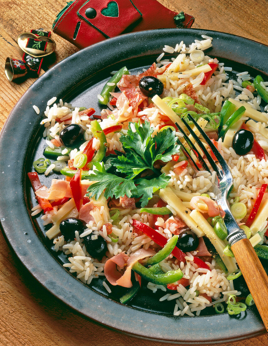 Appenzeller Reissalat mit Oliven, Paprika, Käse, Schinken und Tomaten