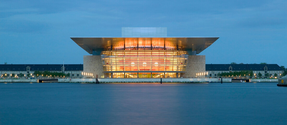 Beleuchtete königliche Oper in Kopenhagen.