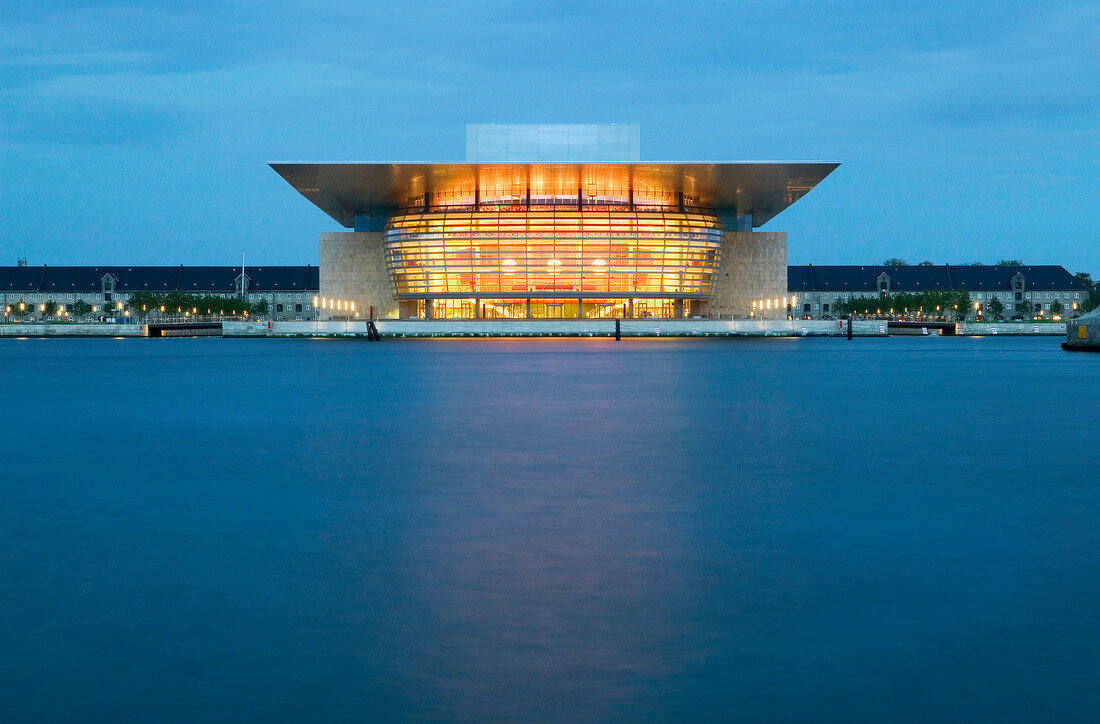 Beleuchtete königliche Oper in Kopenhagen.