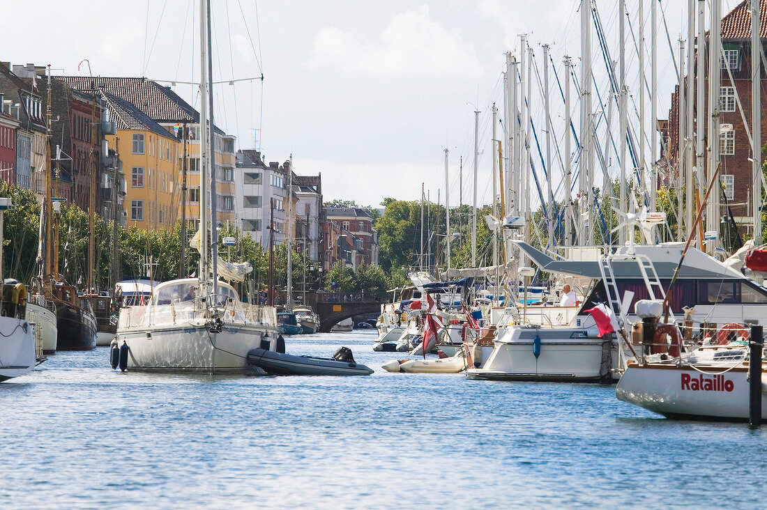 Boote und Schiffe in Christianshavn, Kopenhagen.