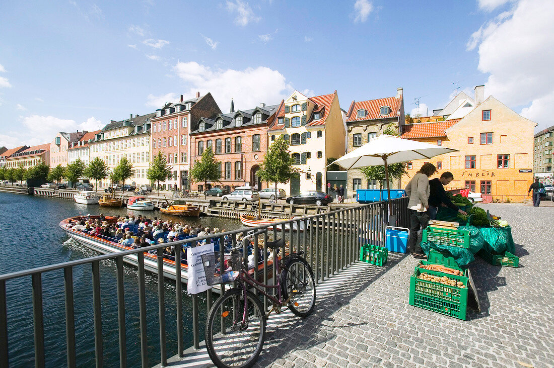 View of Knippelsbro bridge and houses at harbour, Christianshavn, Copenhagen, Denmark