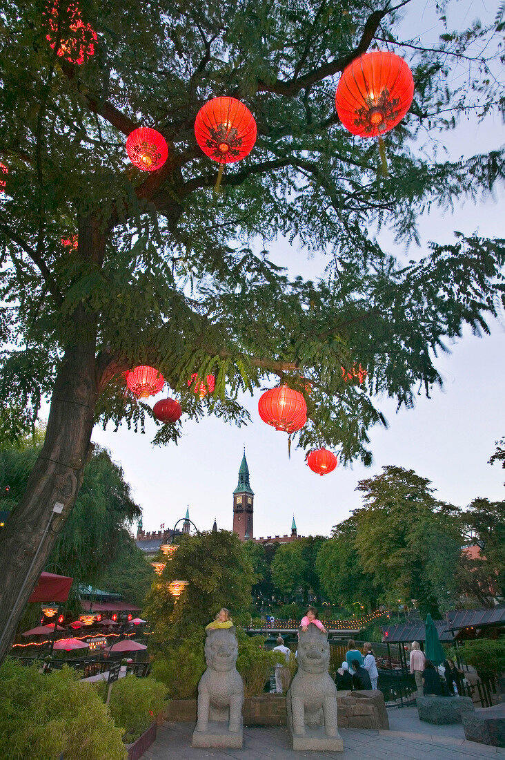 Laternen an einem Baum im Tivoli in Kopenhagen.