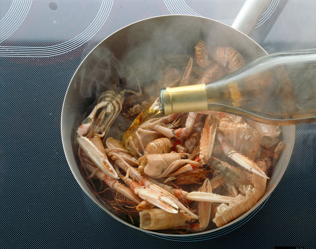 Fond aus Meeresfrüchten, Step2, Scampiköpfe mit Cognac ablöschen