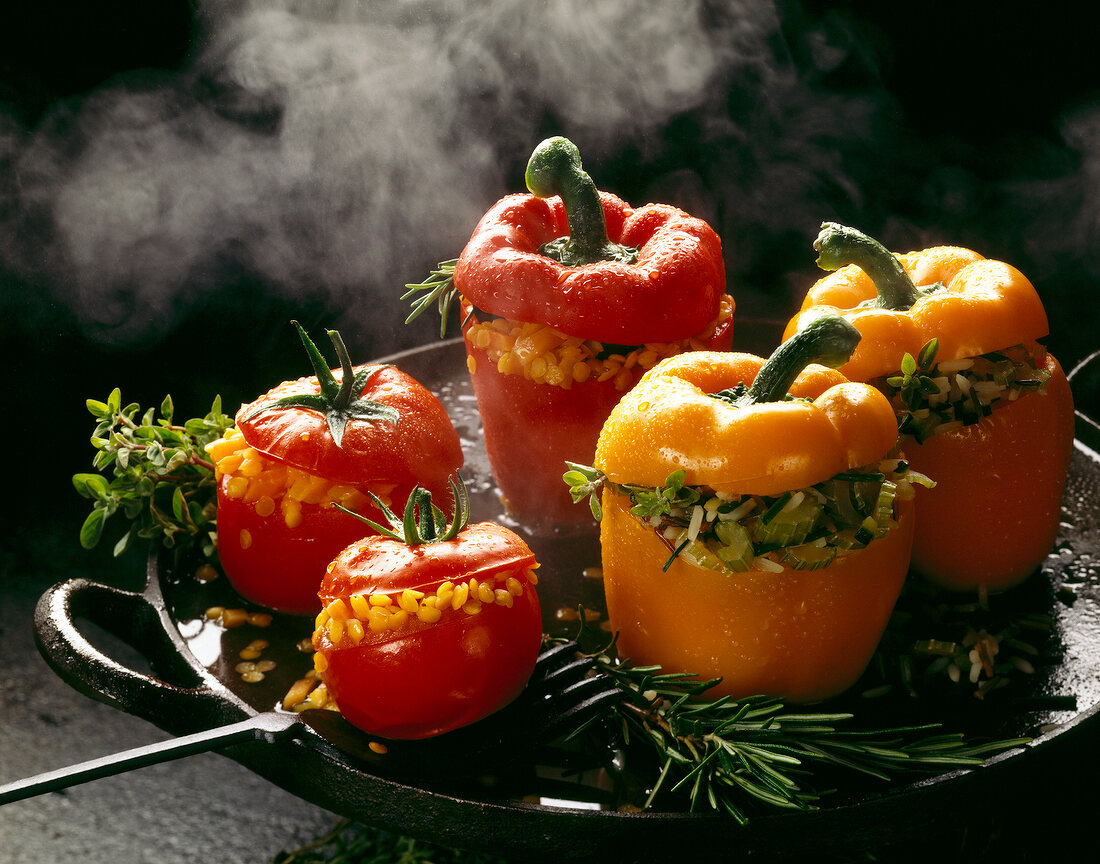 Gefüllte Paprika, rot und gelb 