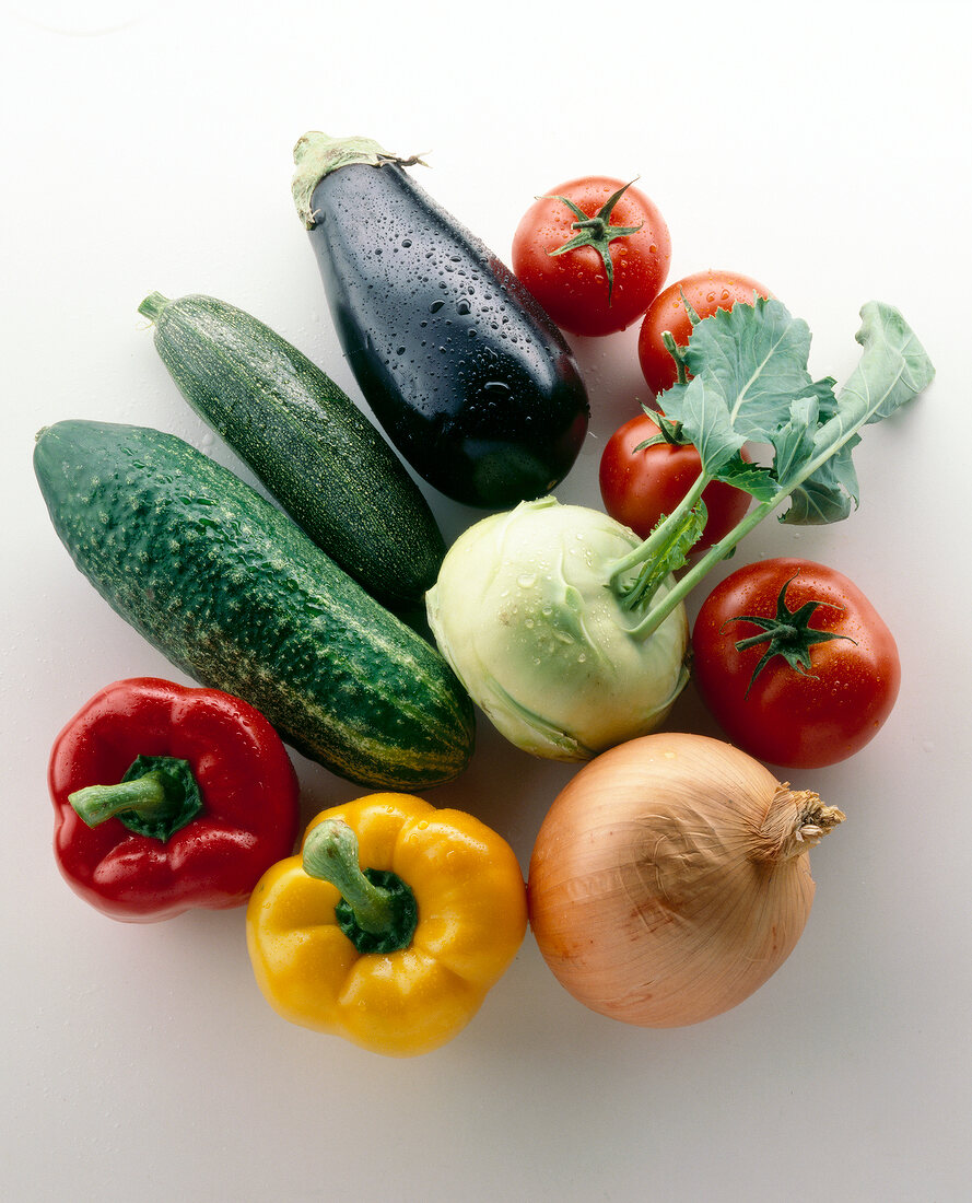 Zusammenstellung Gemüse: Aubergine, Tomaten, Paprika, Zucchini