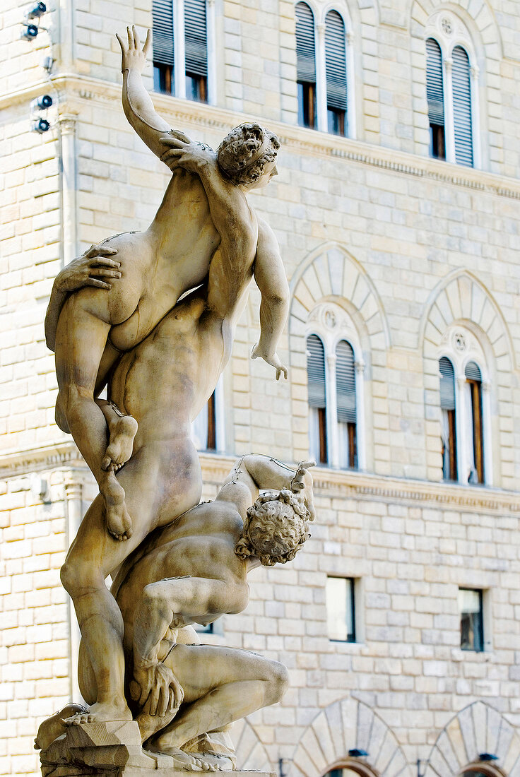 Giambolognas "Raub einer Sabinerin" auf Piazza della Signoria in Florenz