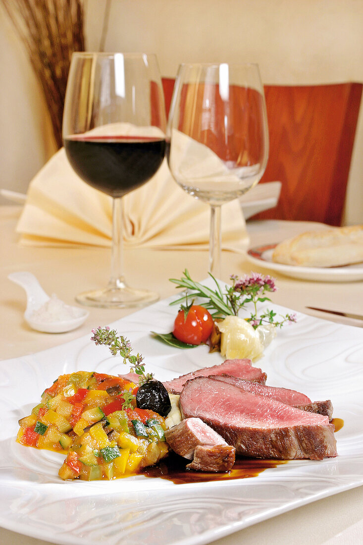 Lamm mit Ratatouille und Polenta auf Teller, Restaurant "Les Semailles"