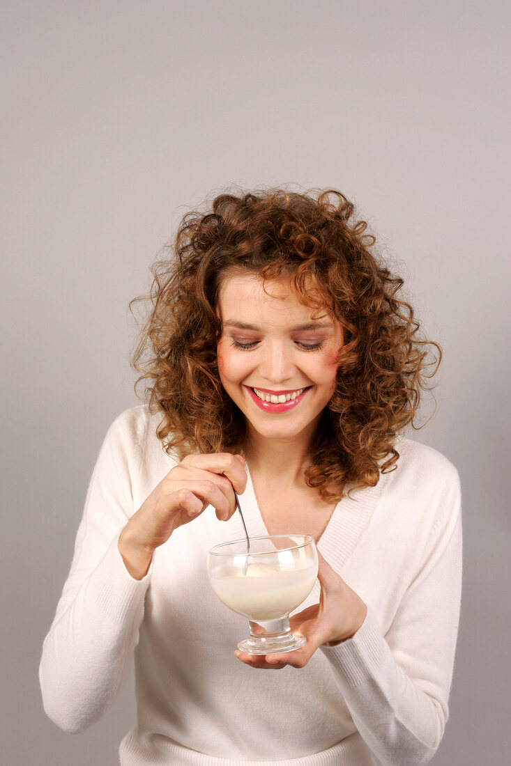 Frau hält eine Dessertschale in der Hand