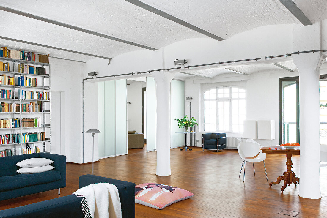 Residential area in white with walnut parquet and high ceiling columns