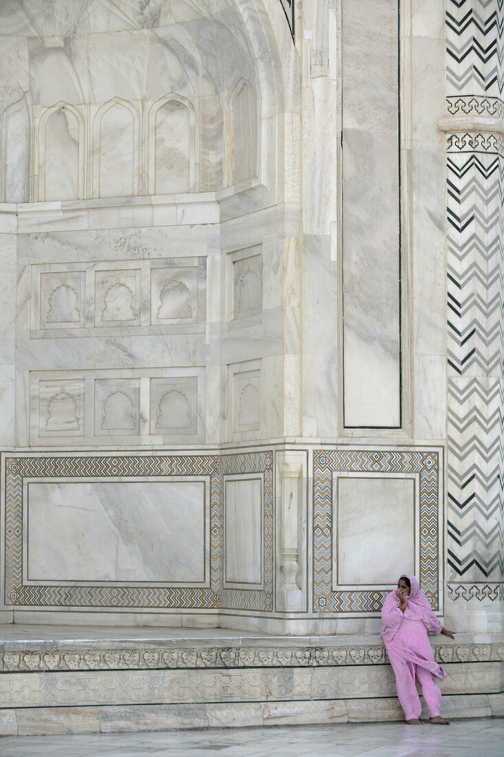Indien, Agra, Frau in indischem Sari vor dem Taj Mahal