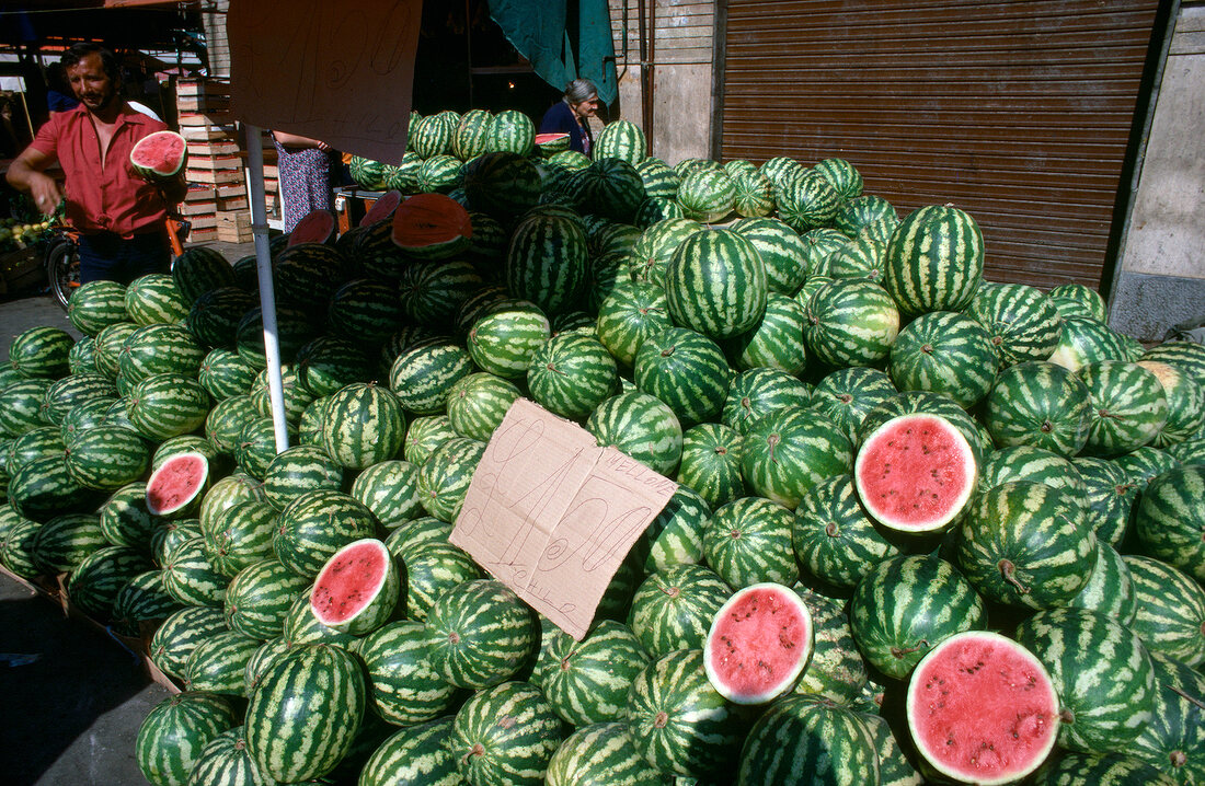 Das große Buch der Desserts: Haufen Wassermelonen, Markt, Palermo