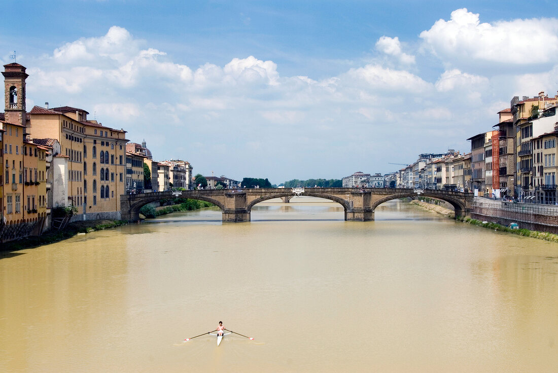 Ponte Vecchio in Florenz, Brücke über Arno, Sonne, Wolken