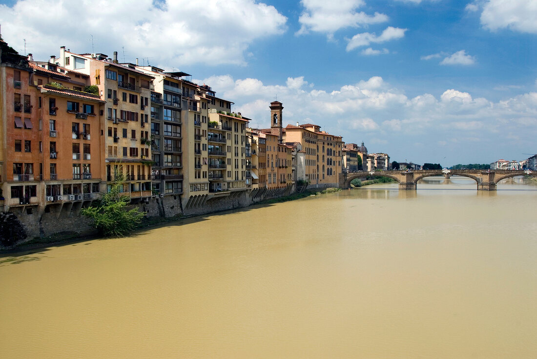 Ponte Vecchio in Florenz, Brücke über Arno, Sonne, Wolken