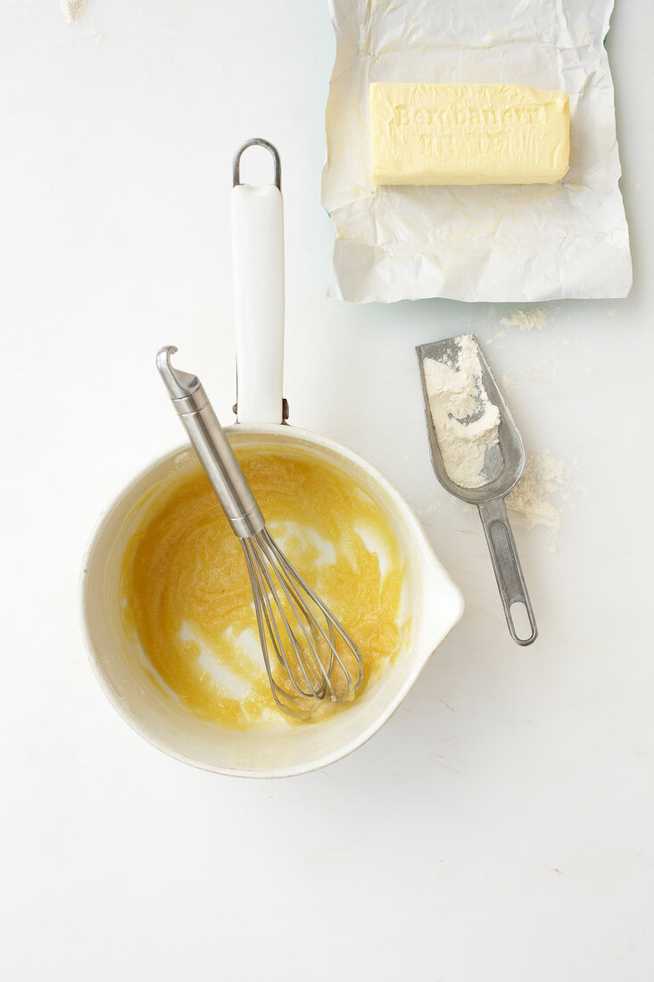 Mehlschwitze in Kasserolle Butter und Mehl