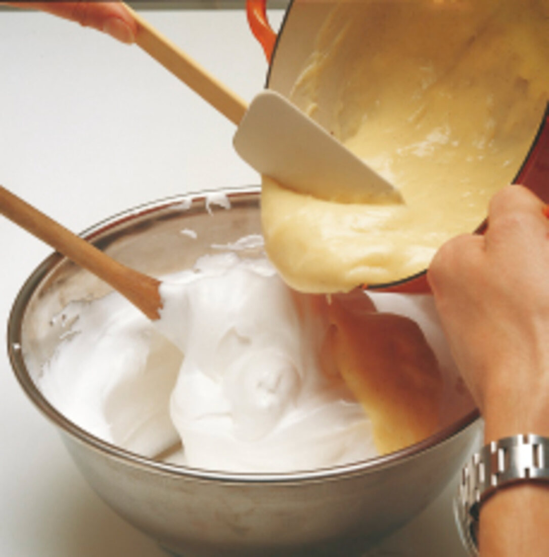 Buch der Kuchen und Torten: Step2-Vanillecreme u. Baiser mischen