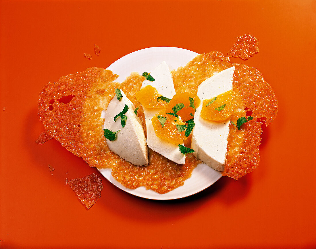 TBN, Desserts, Joghurtmousse mit Orangenkaramell auf Teller