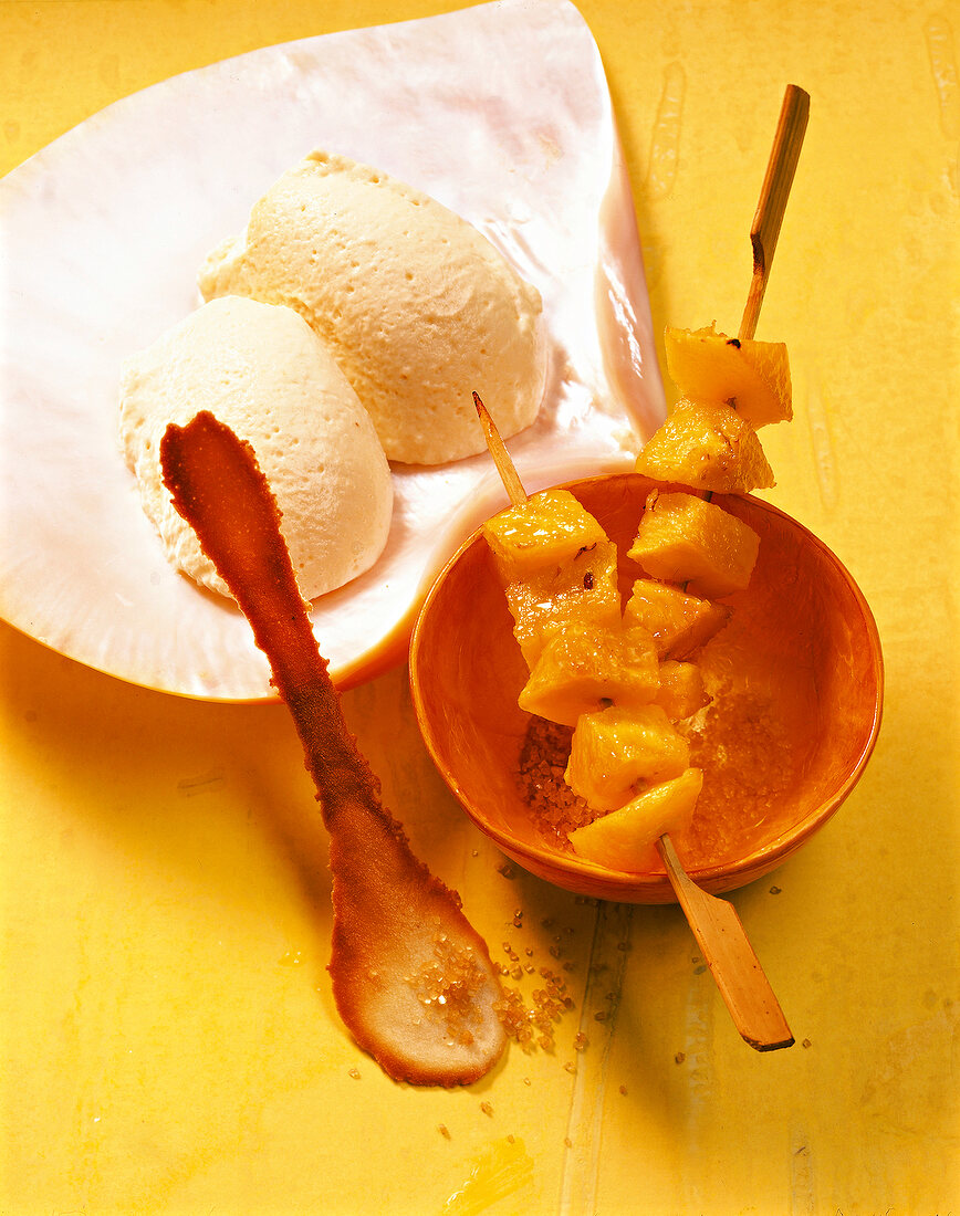 TBN, Desserts, Mousse und Hippenlöffel zu gegrillter Ananas