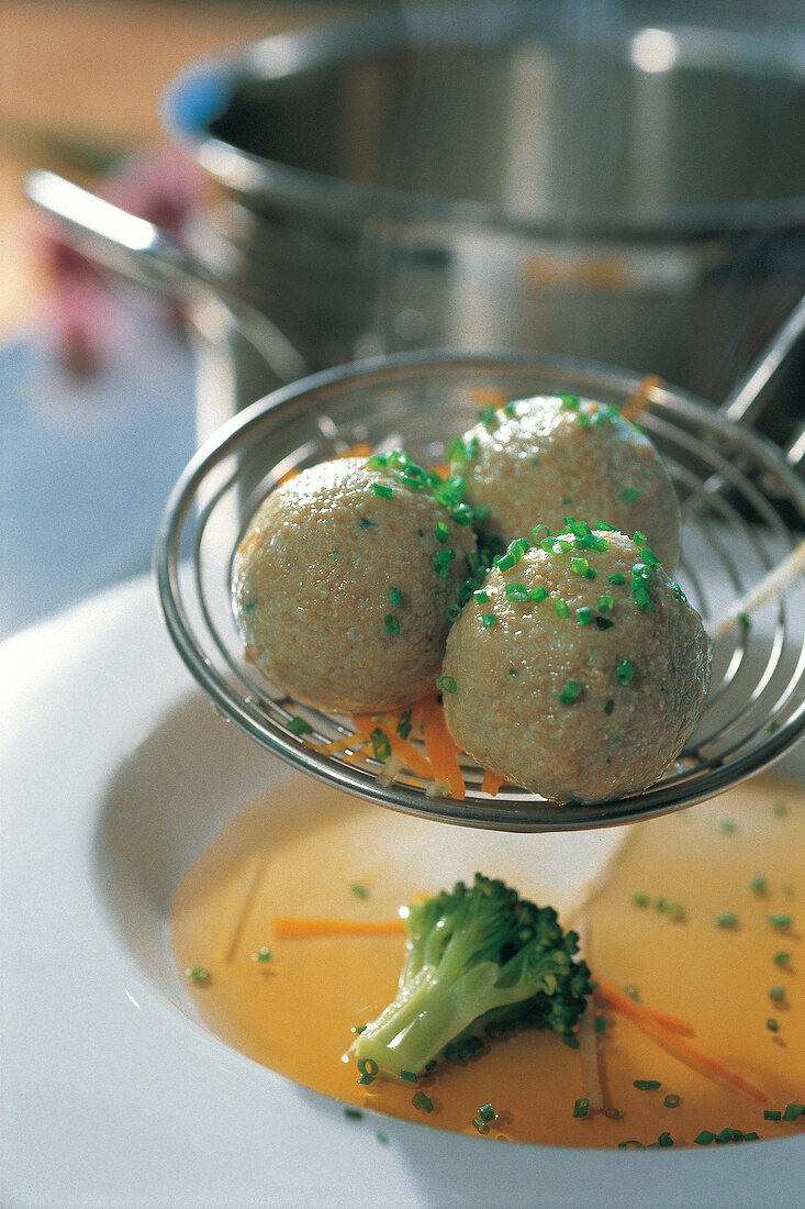 Wild aus aller Welt, Leberknödel in Wildkraftbrühe