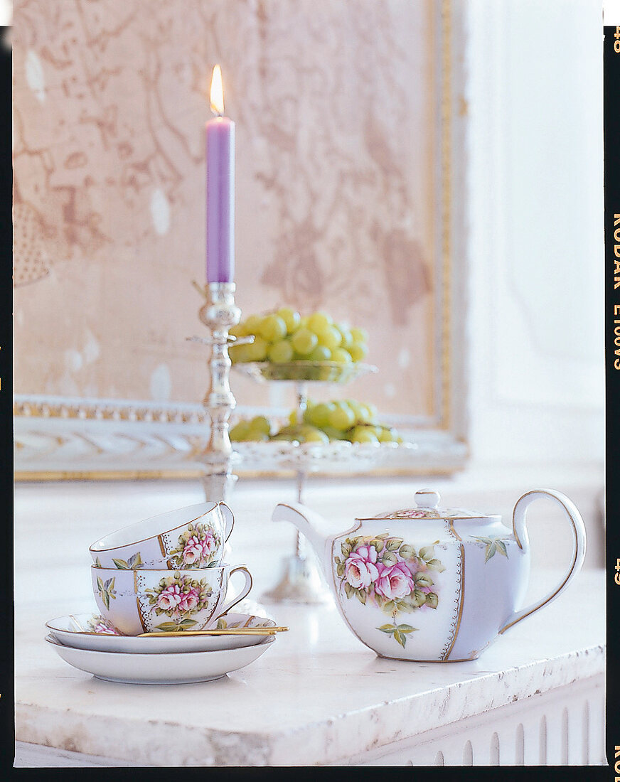 Teeset mit Rosenmotiven, Kerze, Ständer silbern
