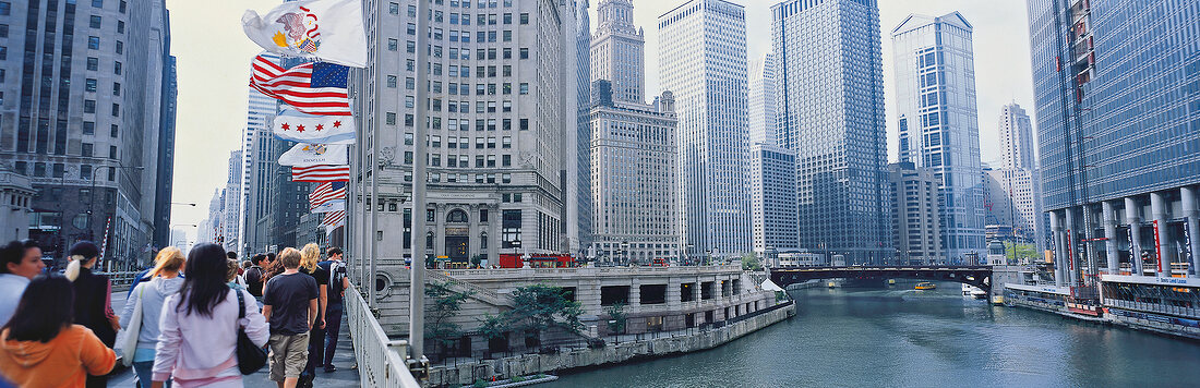 Downtown Chicago, Brücke über Kanal, Gebäude weiß, Flaggen