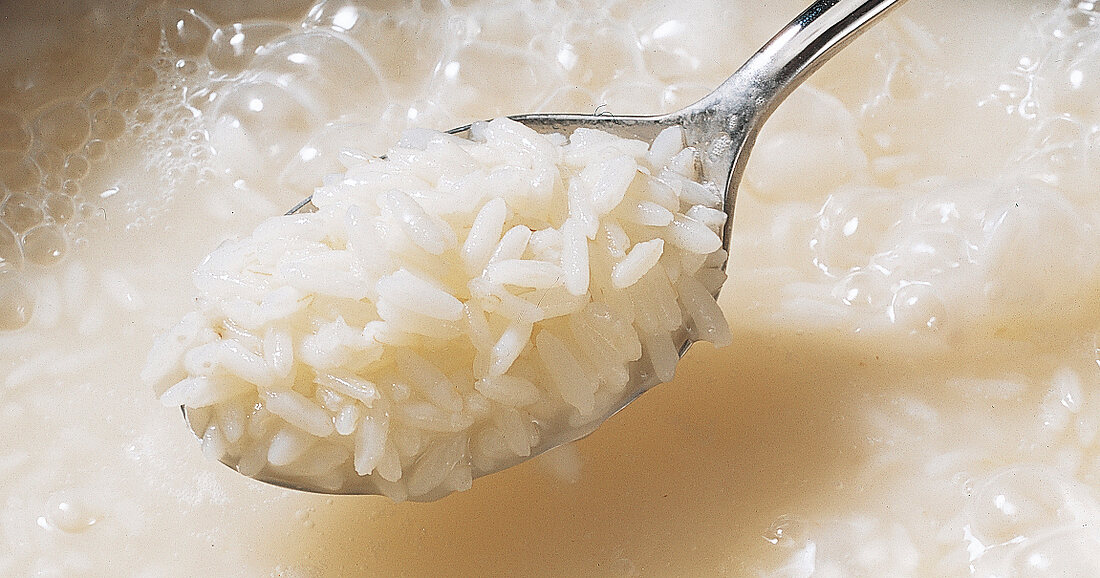 Reis, Reis im Topf, kochendes Wasser, Löffel