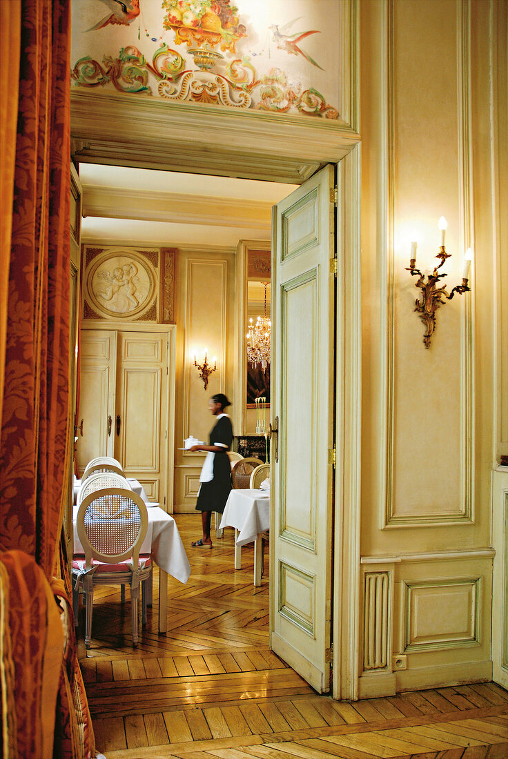 Tür zum Salon des Hotels "Dixseptième" in Brüssel, beige