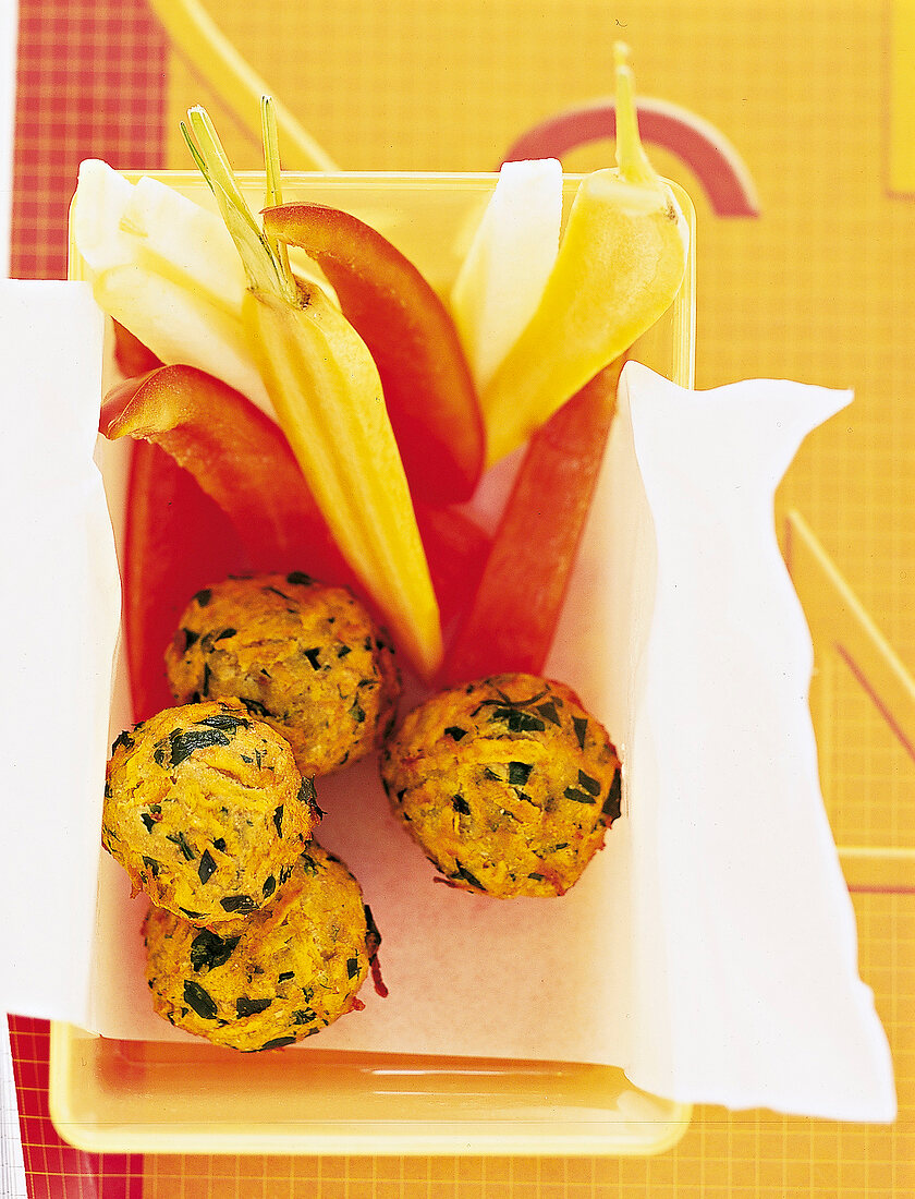 Mini-Falafel mit Gemüse- krachern in einer Brotdose
