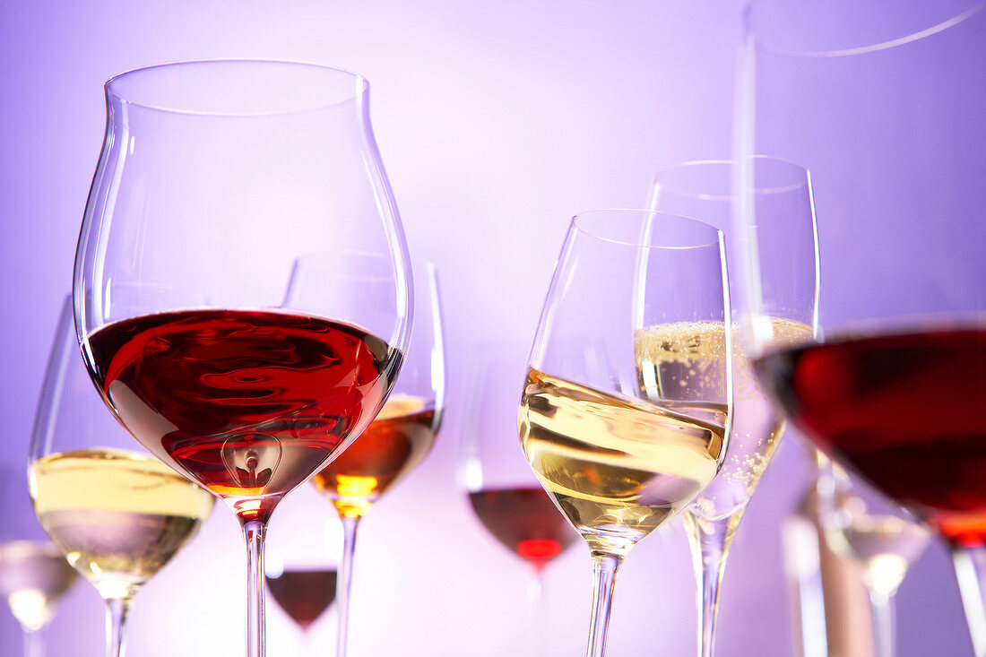 Rotweine und Weißweine in Gläsern, Bordeaux, Rieslinge, nah
