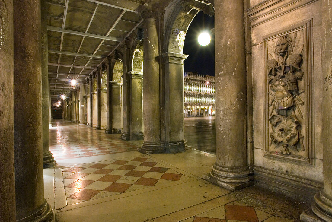 Arkaden und Säulen am Markusplatz, nachts