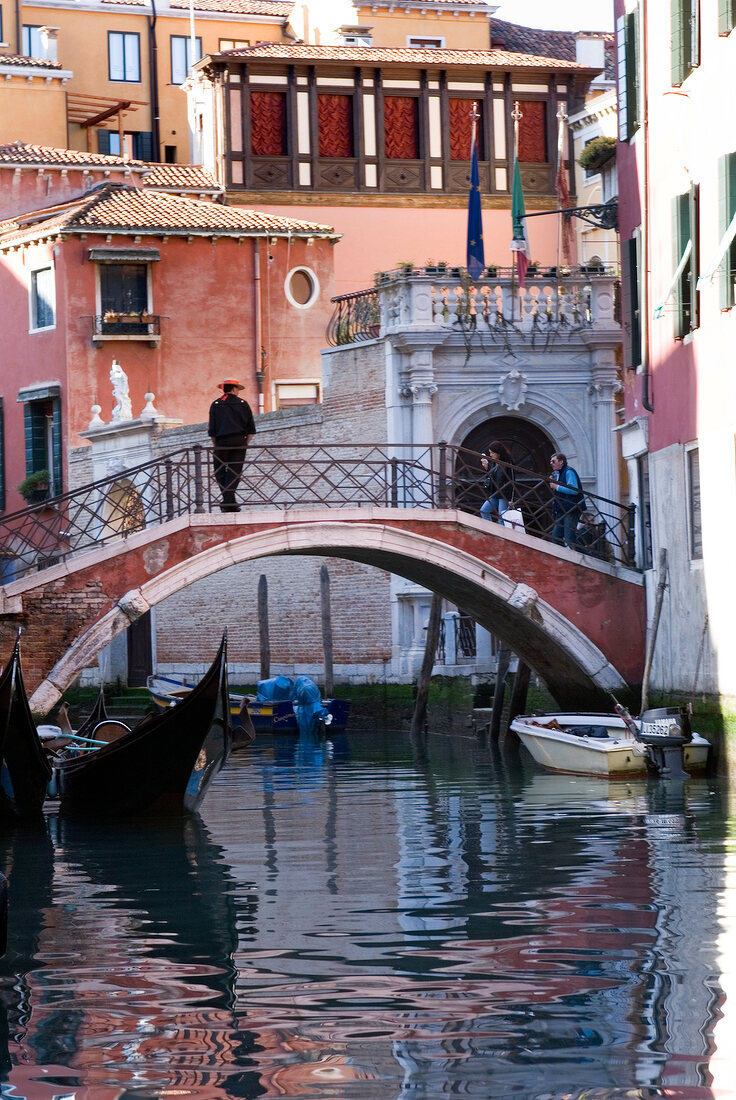 Brücke und Fassaden in Venedig, Aufnahme vom Wasser, schmal
