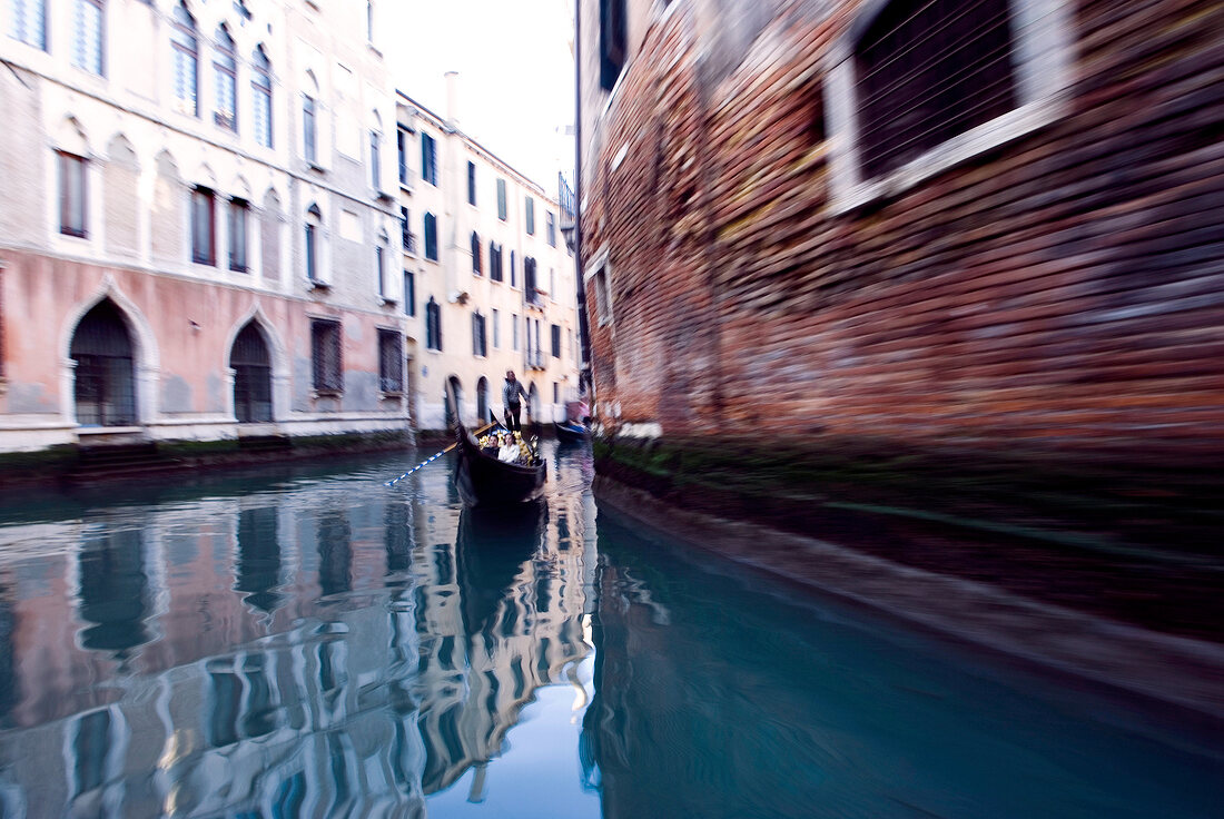 Gondelfahrt in Venedig, Fassaden unscharf, Aufnahme vom Wasser