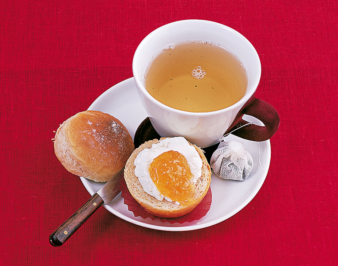 Muffins, English Muffins mit Quark u. Konfitüre + Tee auf Teller