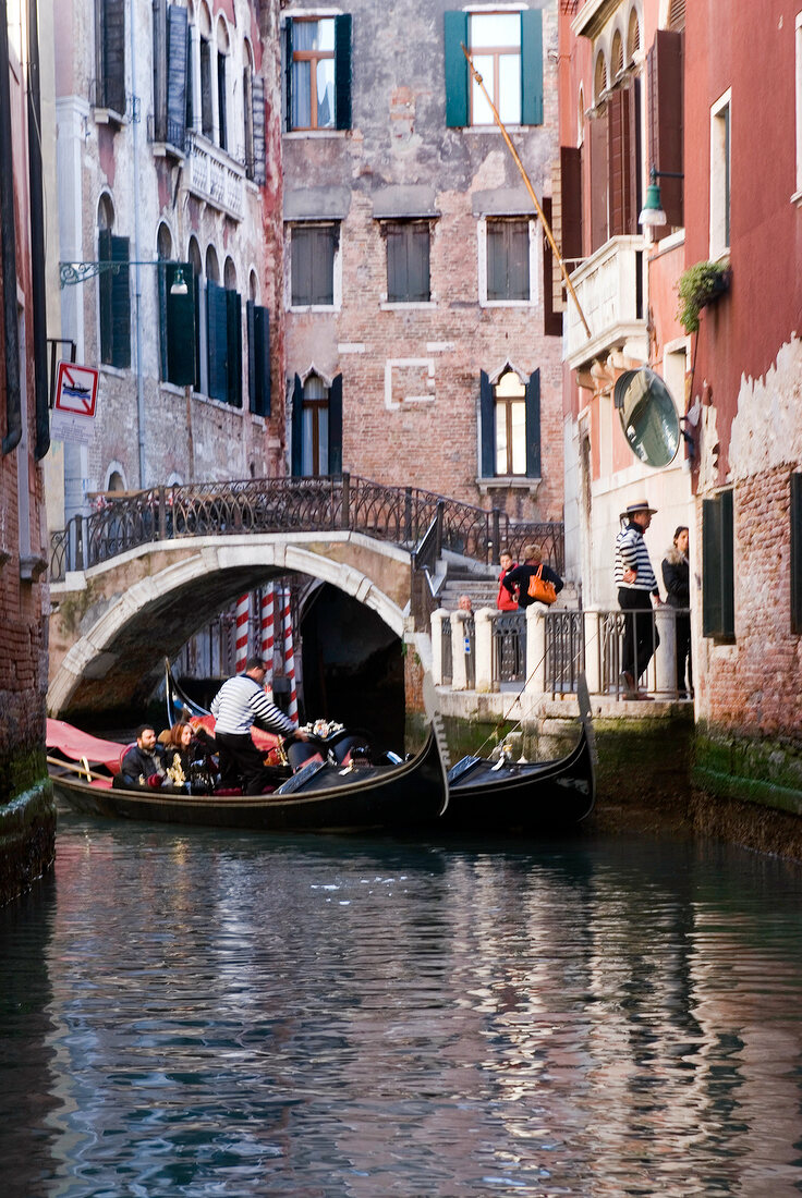 Gondelfahrt in Venedig, Gondel legt unter Brücke ab, Fassaden