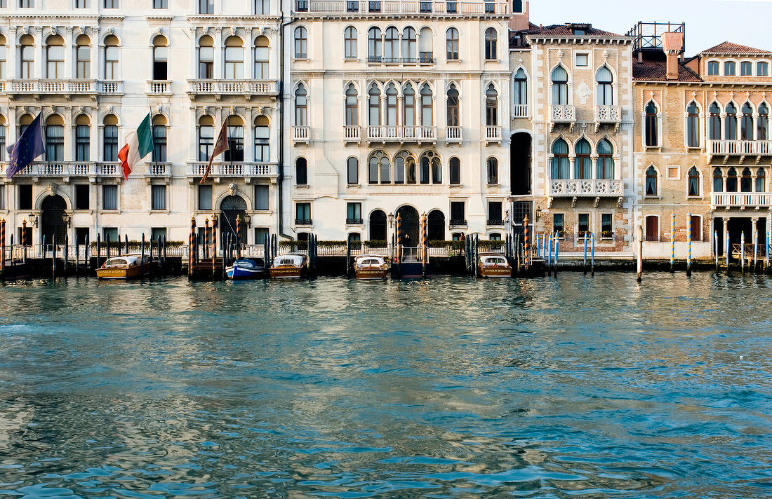 Fassaden am Canal Grande in Venedig, Aufnahme vom Wasser, Anleger