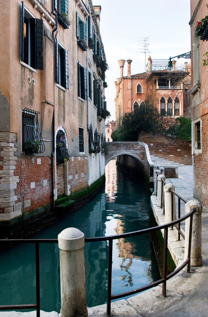 Campiello Barbaro in Venedig, Kanal schmal, Geländer, Häuser, Brücke