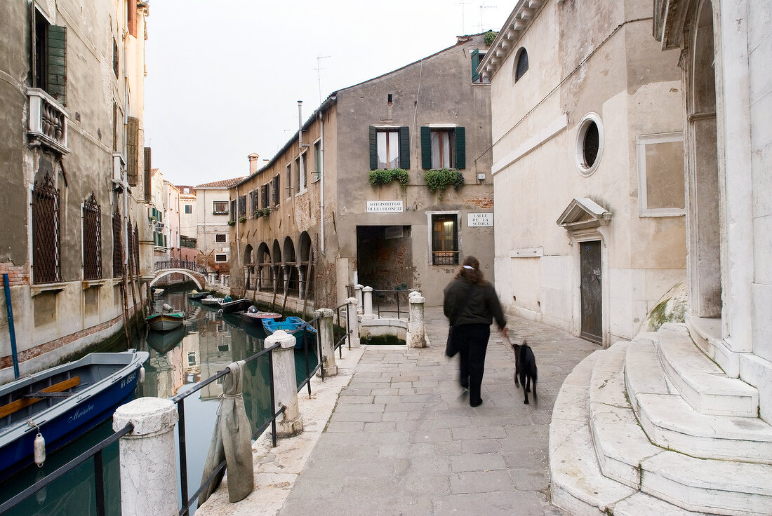 Häuser und Straße in Venedig, Kanal schmal, Geländer