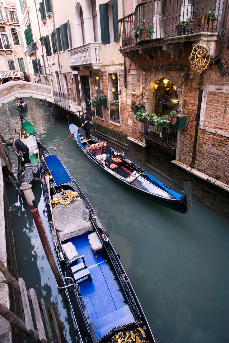 2 Gondeln vor Fassaden in Venedig, Kanal schmal, Perspektive verzerrt