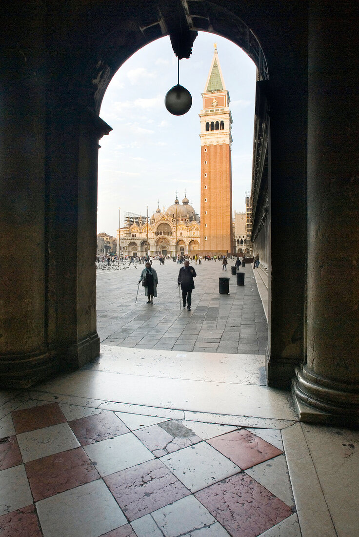 Venedig: Markusplatz mit Markusturm und Kirche, Blick durch Arkade