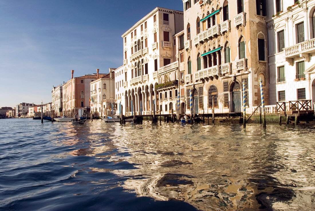 Canal Grande in Venedig, Fassaden weiß, Sonne, Aufnahme vom Wasser