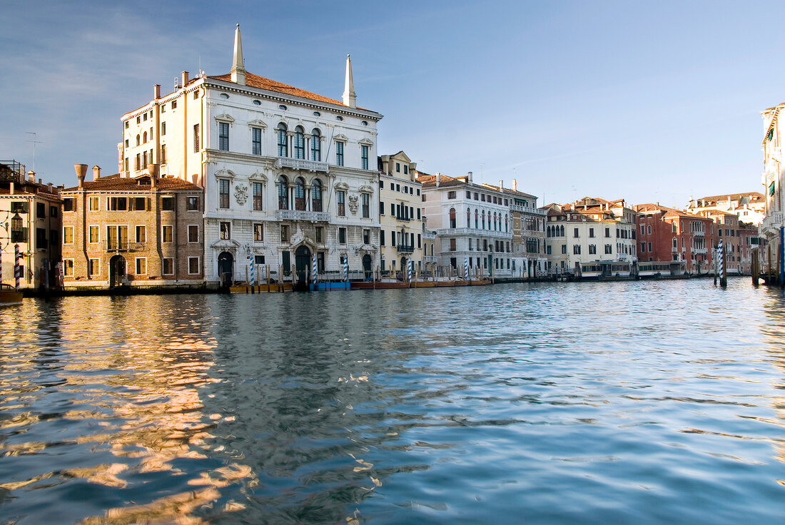 Canal Grande in Venedig, Fassaden Sonne, Aufnahme vom Wasser
