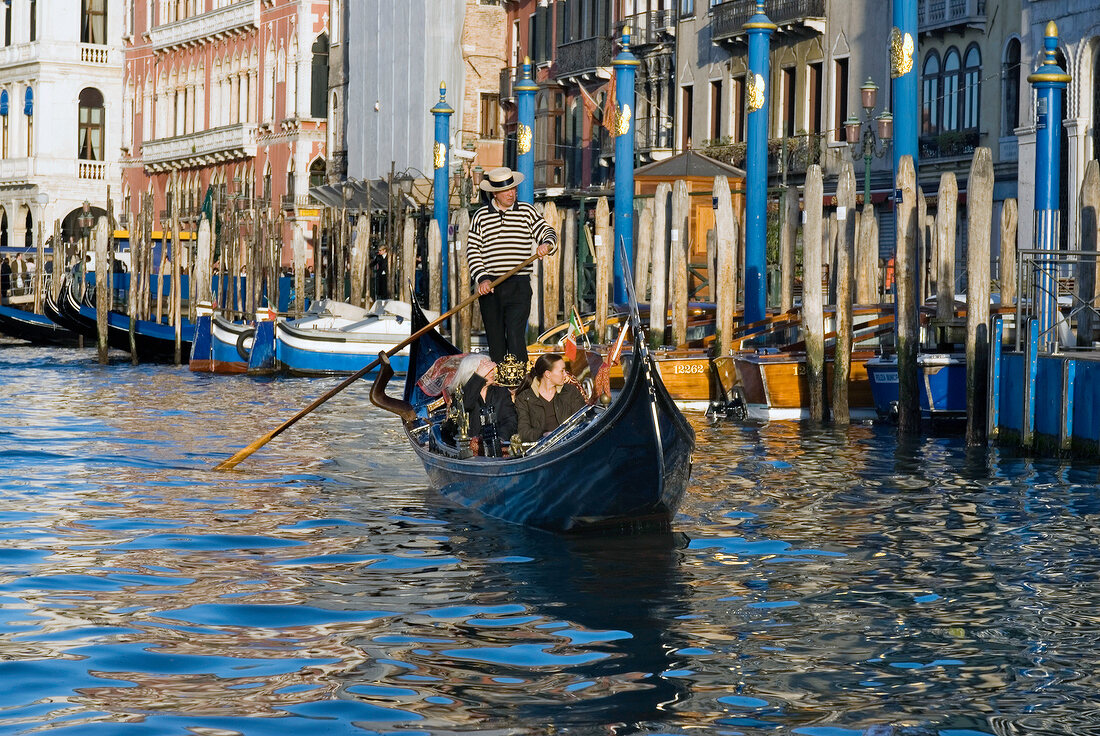 Gondel von vorne im Canal Grande in Venedig, Fassaden, Sonne