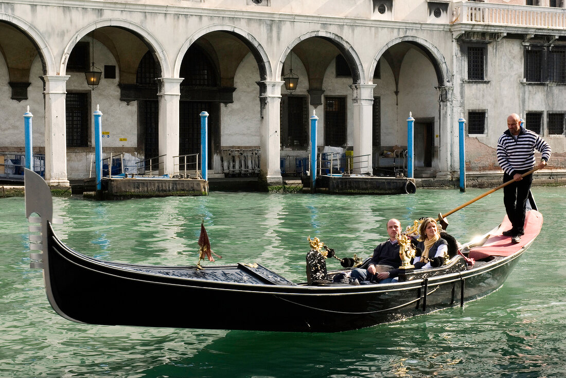 Gondel im Canal Grande in Venedig, Arkaden in Hintergrund