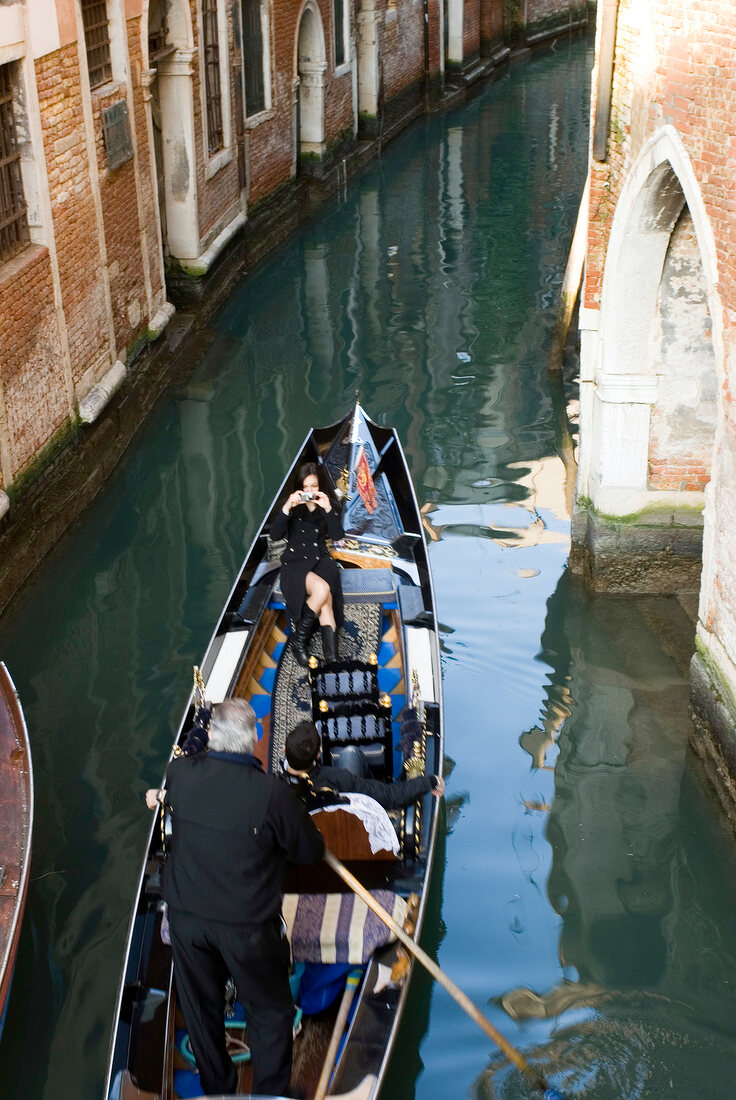 Gondelfahrt in Venedig, Fondamenta, Kanal schmal, Kurve