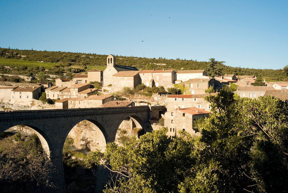 Minerve in Frankreich, Dorf zwischen Weinbergen, Arkaden-Brücke, Dächer